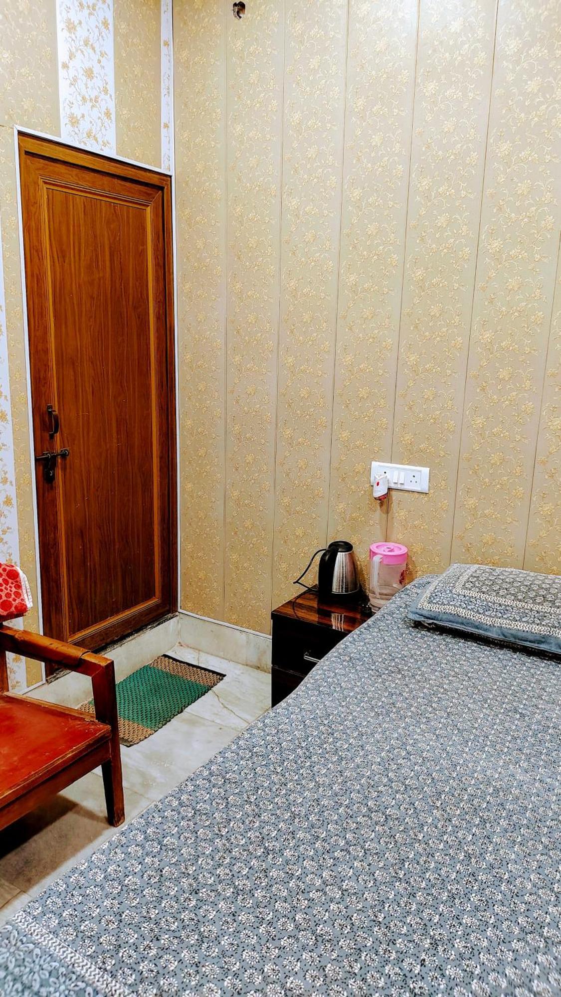 Hotel Raju Homestay Ayodhya 150 Meters From Shree Ram Janmbhoomi Temple 200 Meters From Ayodhya Dham Railway Station Exterior foto